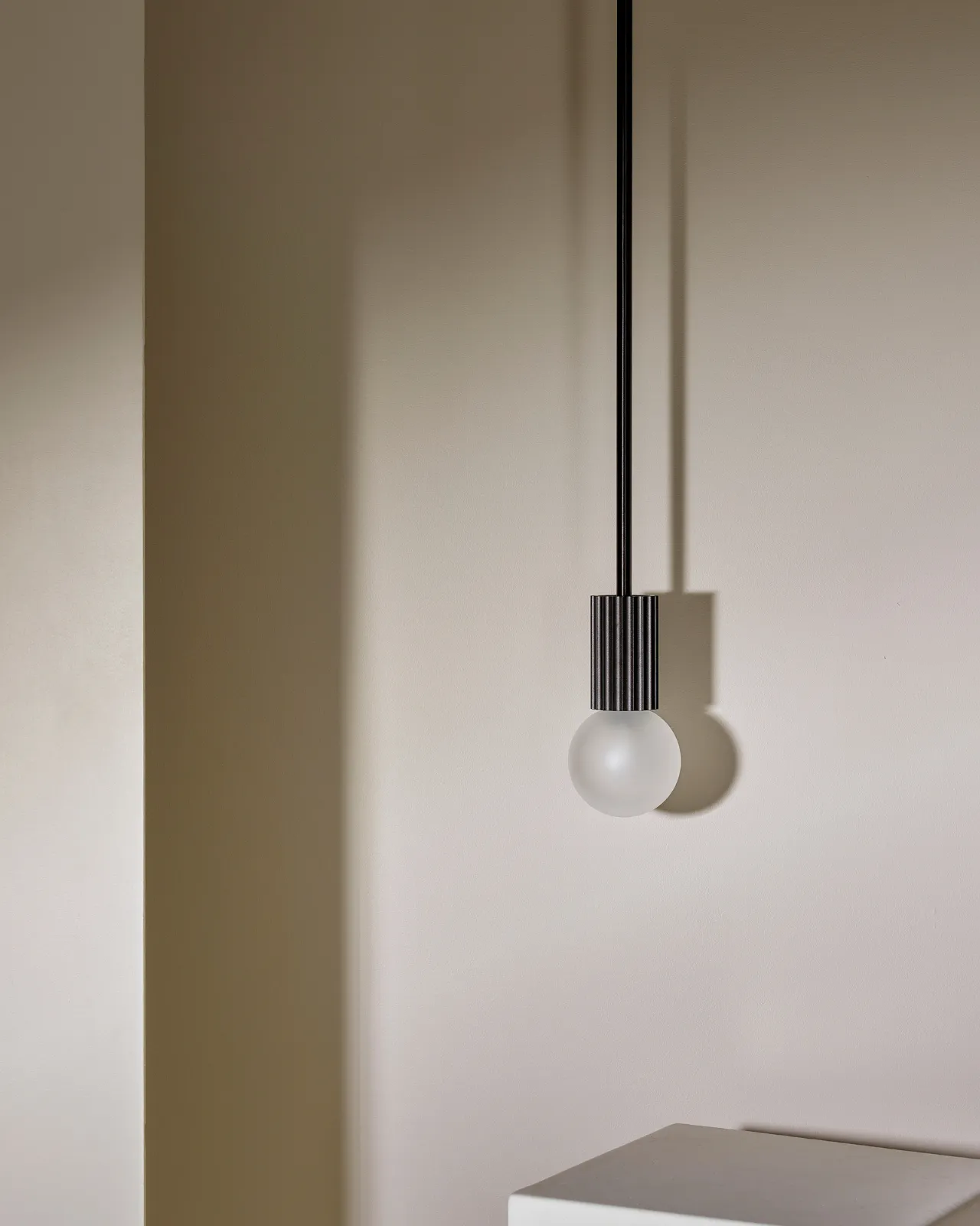 Fluted Brushed Black Suspended Rod Pendant | Attalos